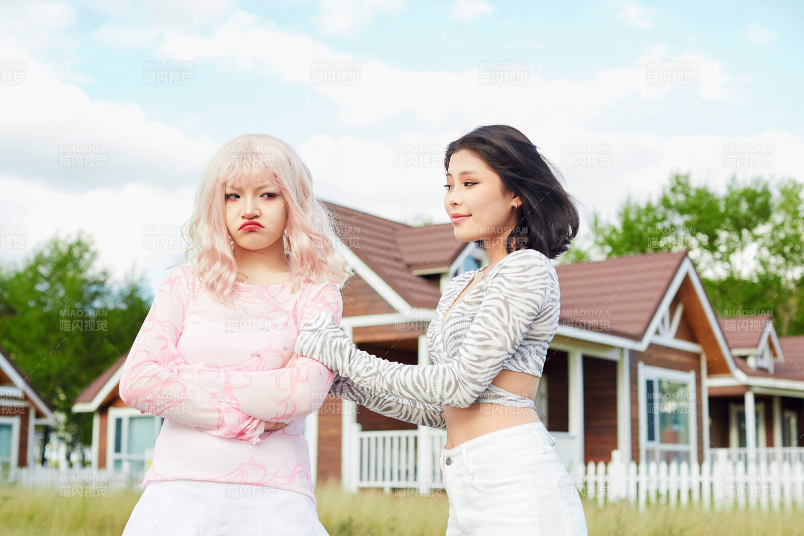 在户外游玩拍照亲密无间的闺蜜图片