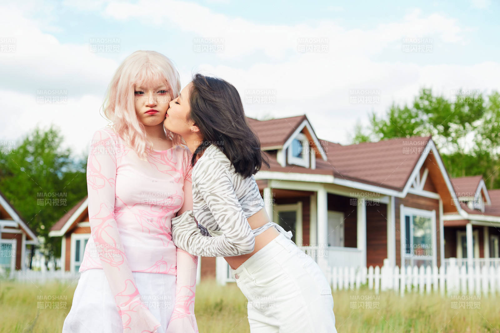在户外游玩拍照亲密无间的闺蜜图片