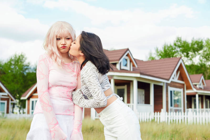 在户外游玩拍照亲密无间的闺蜜图片