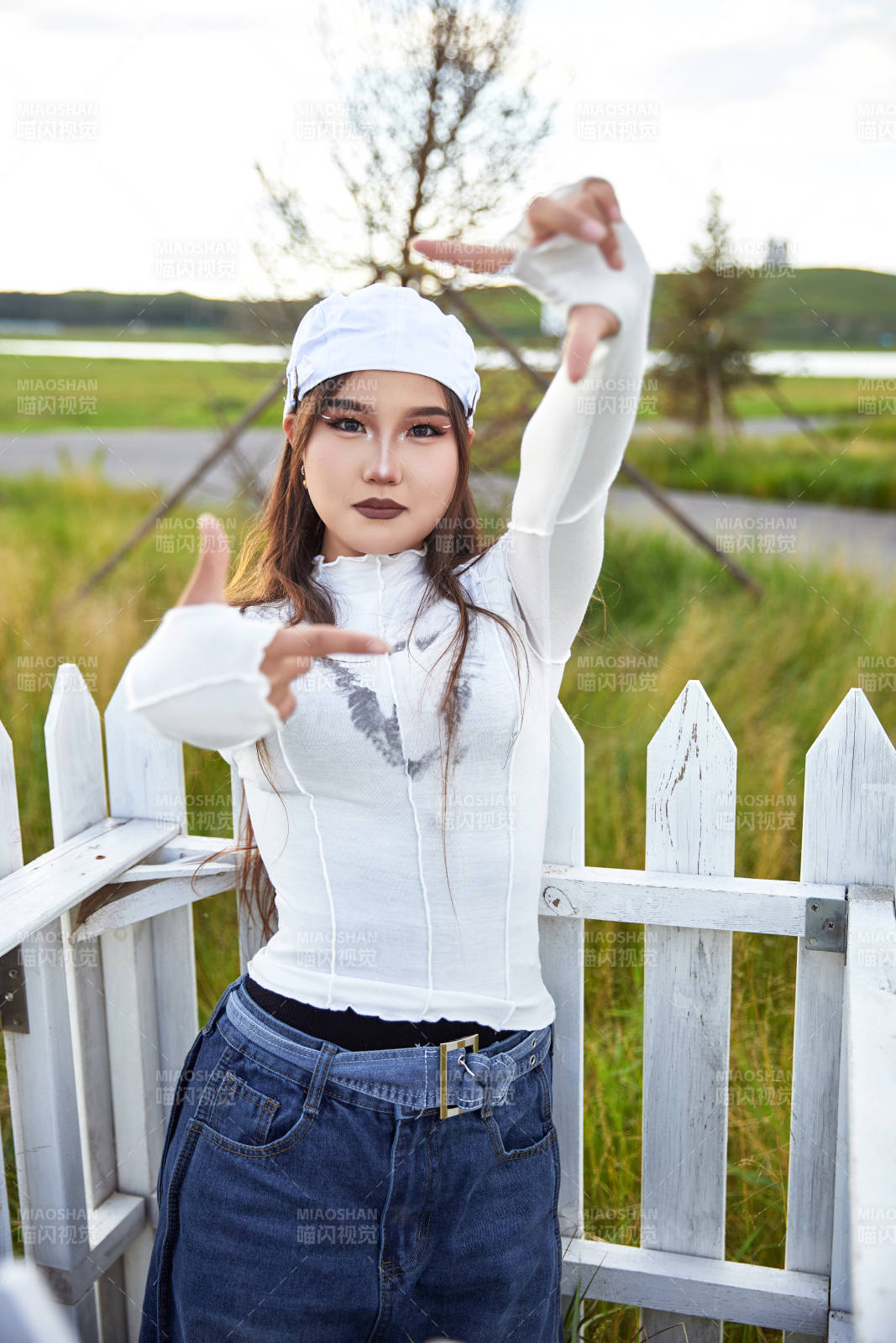 在坝上草原景区旅游拍照的亚洲女性图片