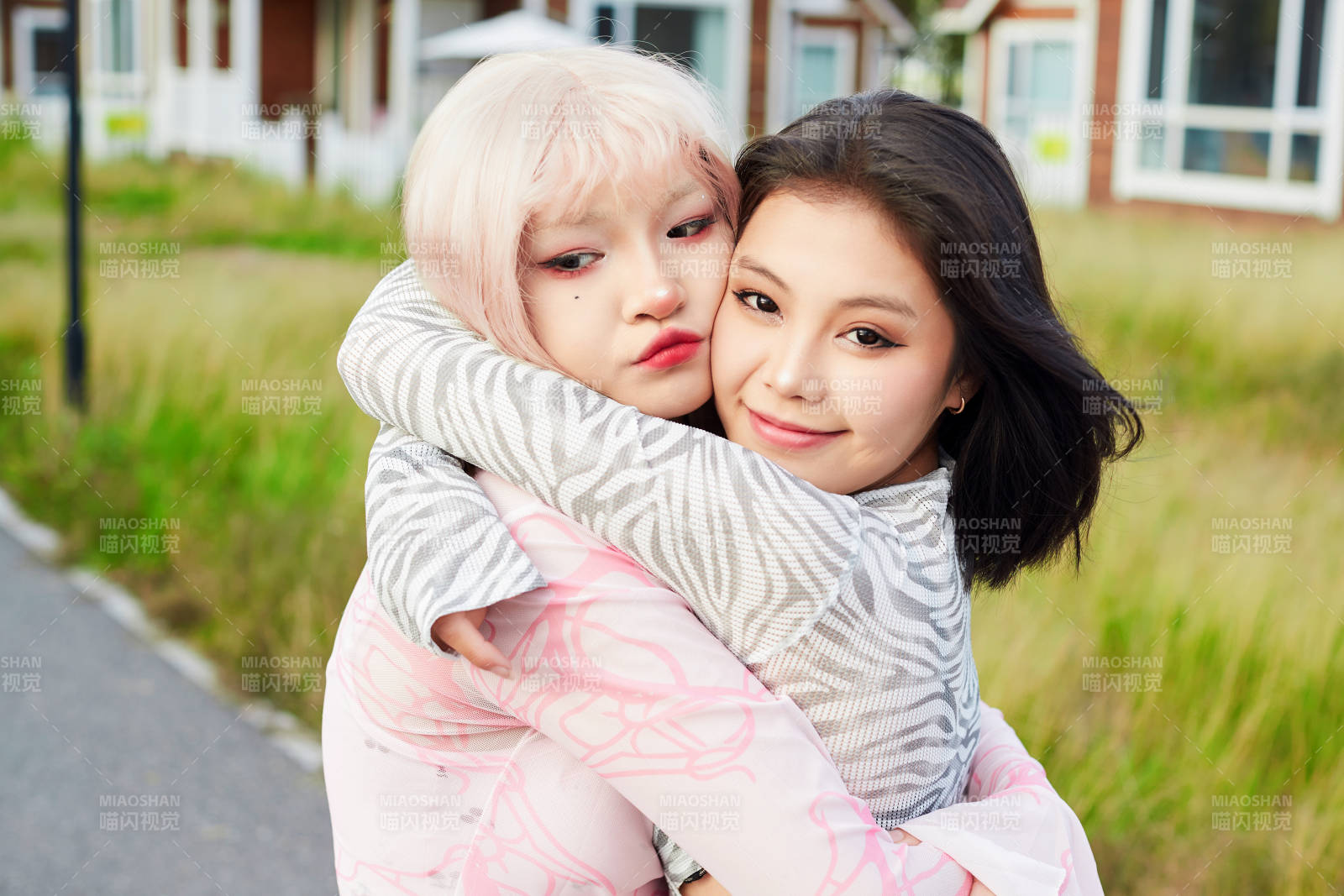 在户外游玩拍照亲密无间的闺蜜图片