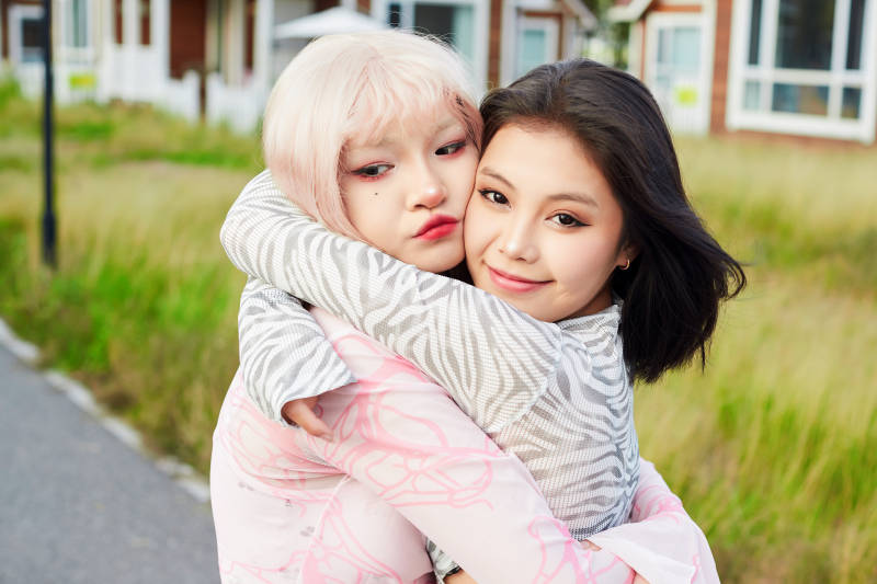 在户外游玩拍照亲密无间的闺蜜图片