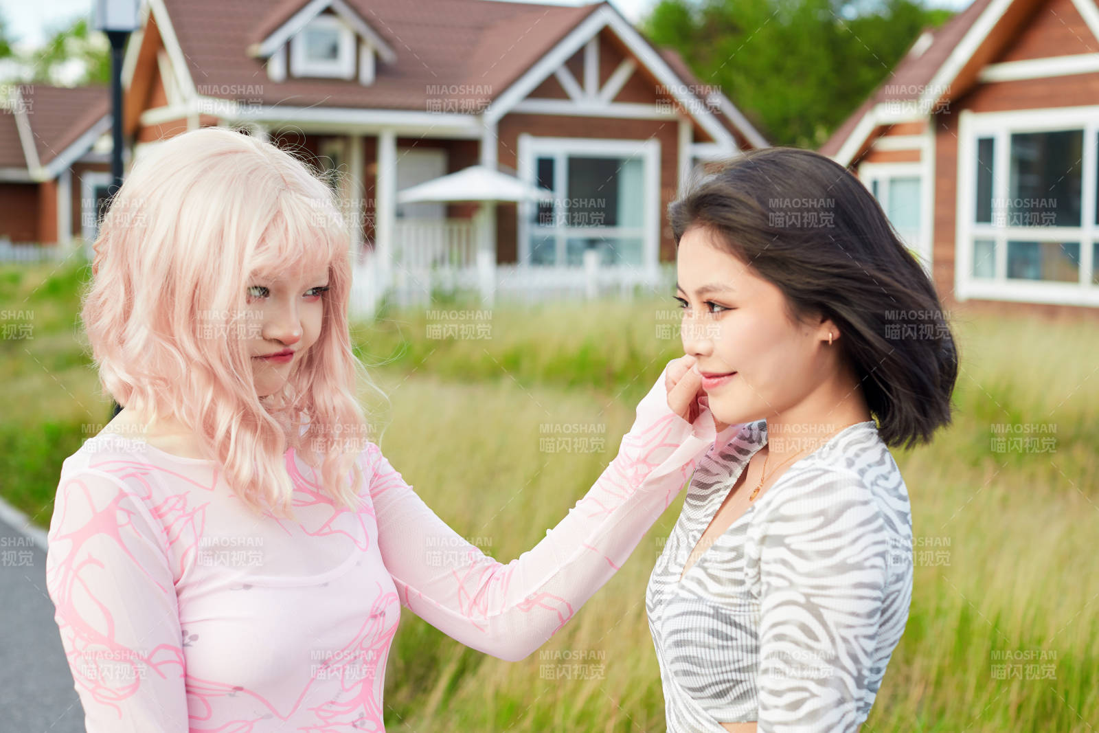 在户外游玩拍照亲密无间的闺蜜图片