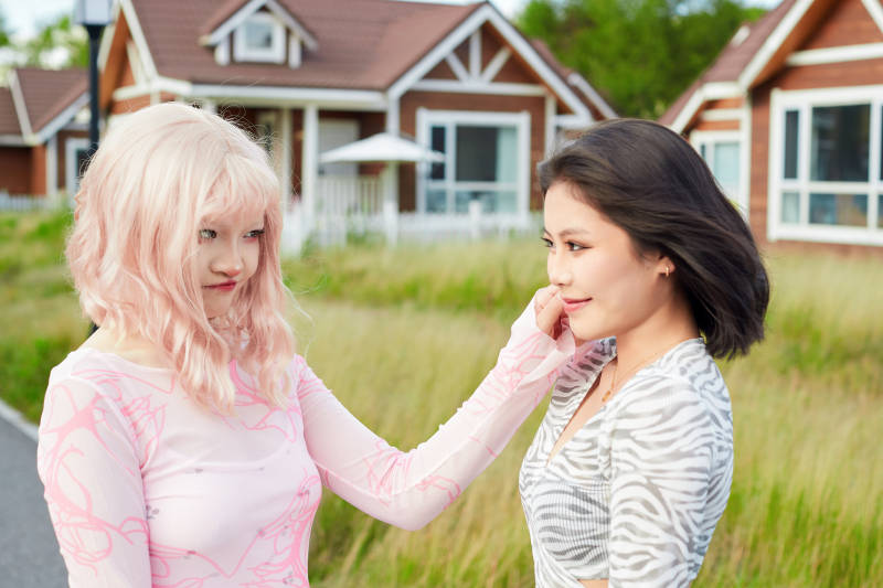 在户外游玩拍照亲密无间的闺蜜图片