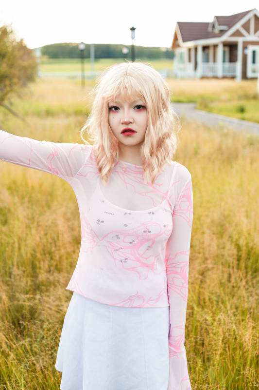 装扮时尚的美丽姑娘在户外图片