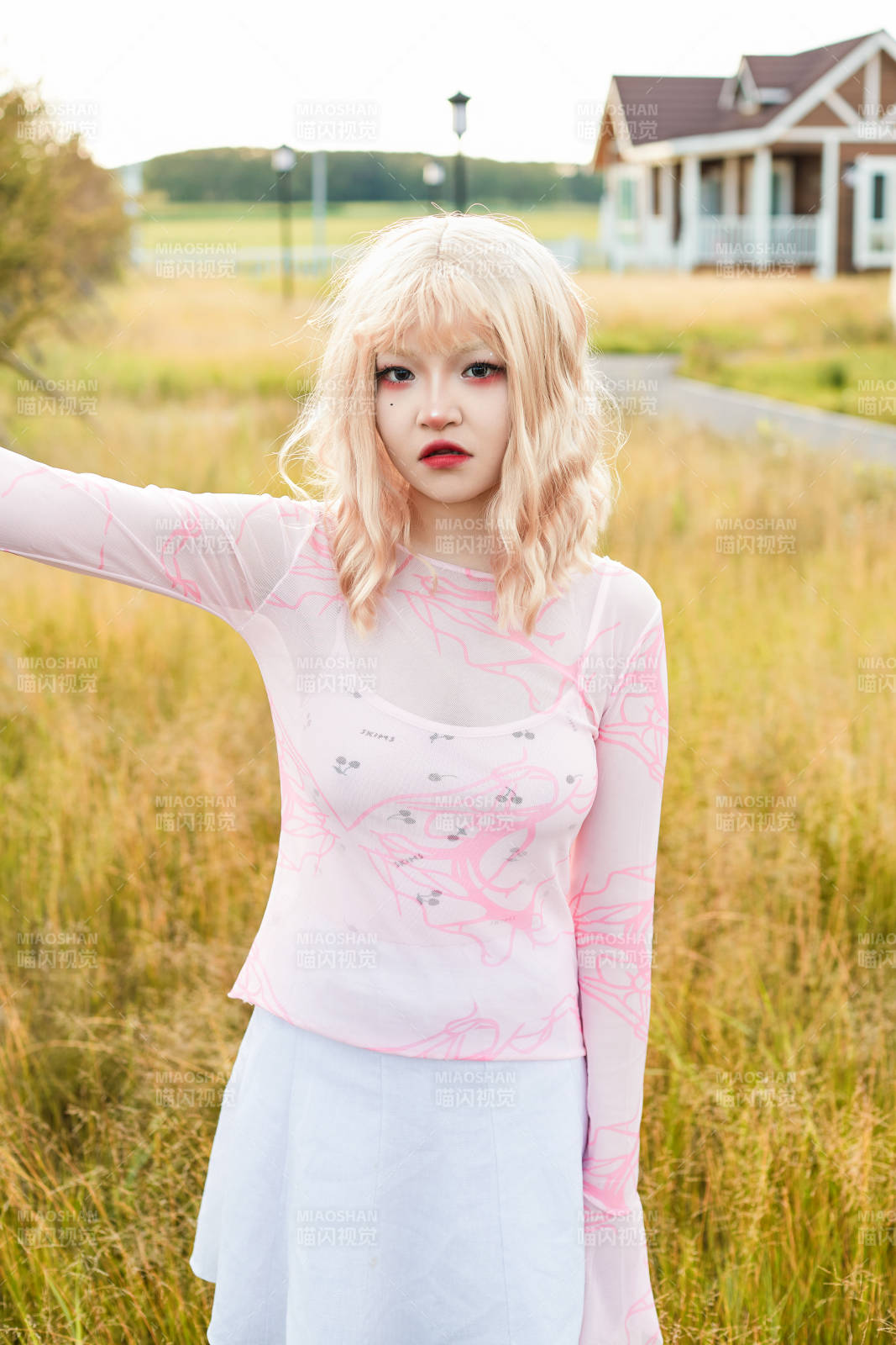 装扮时尚的美丽姑娘在户外图片