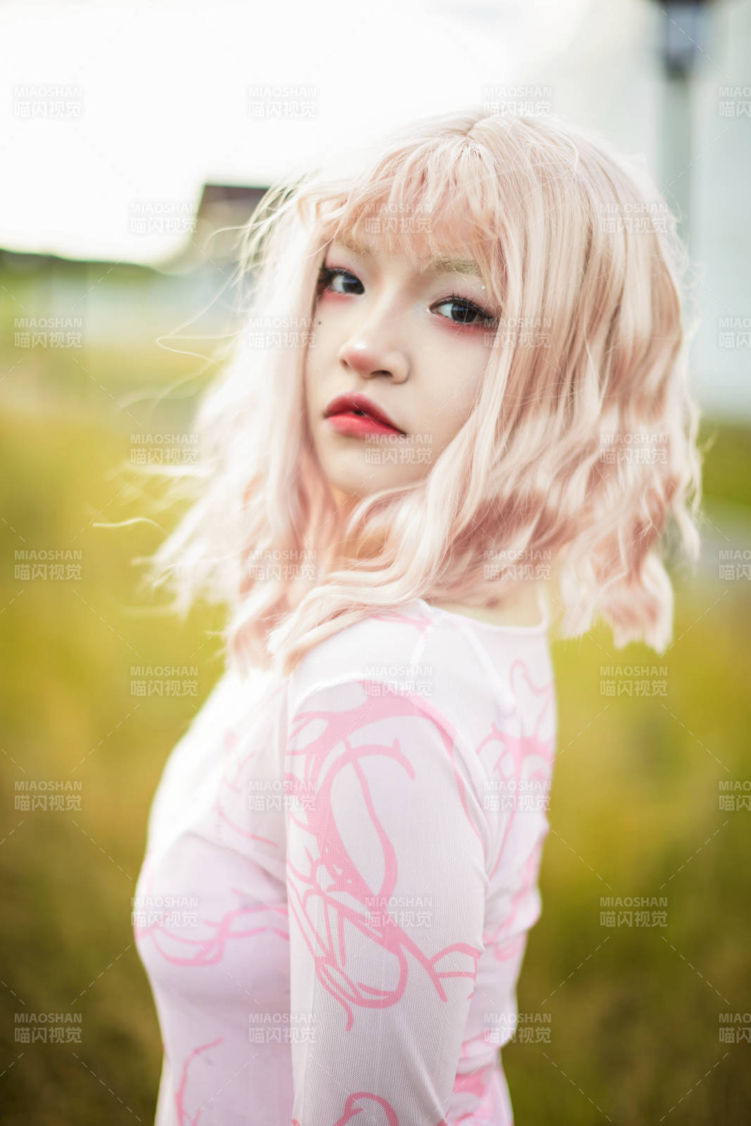 装扮时尚的美丽姑娘在户外图片