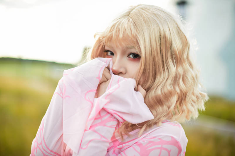 装扮时尚的美丽姑娘在户外图片