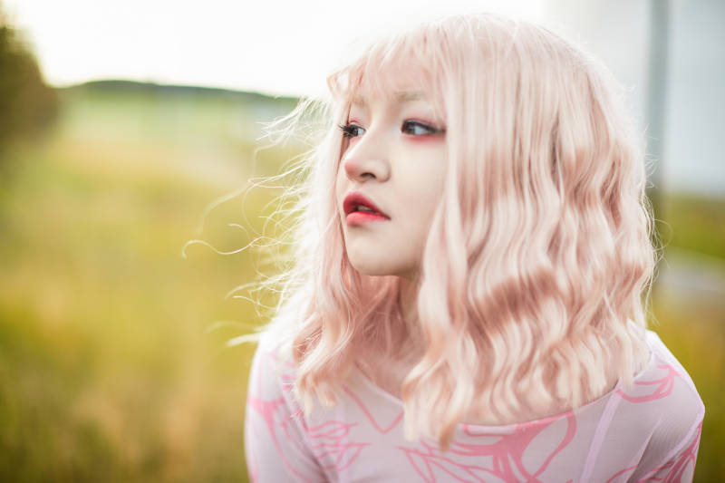 装扮时尚的美丽姑娘在户外图片