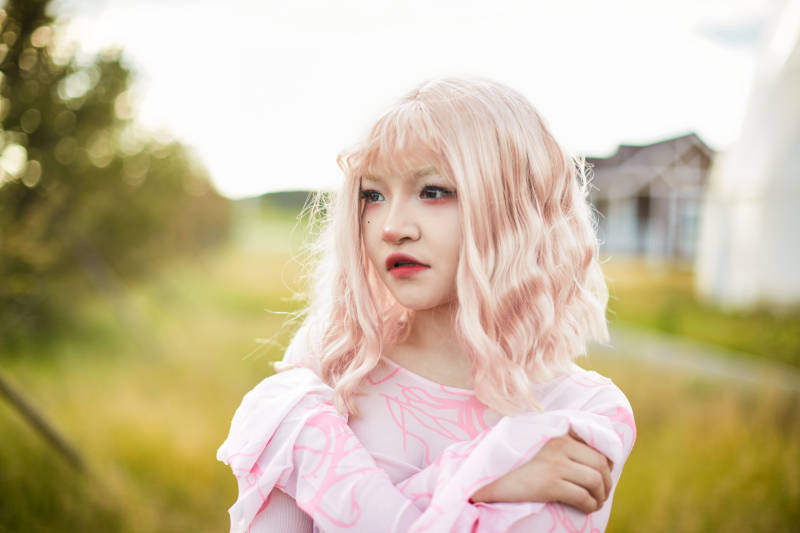 装扮时尚的美丽姑娘在户外图片