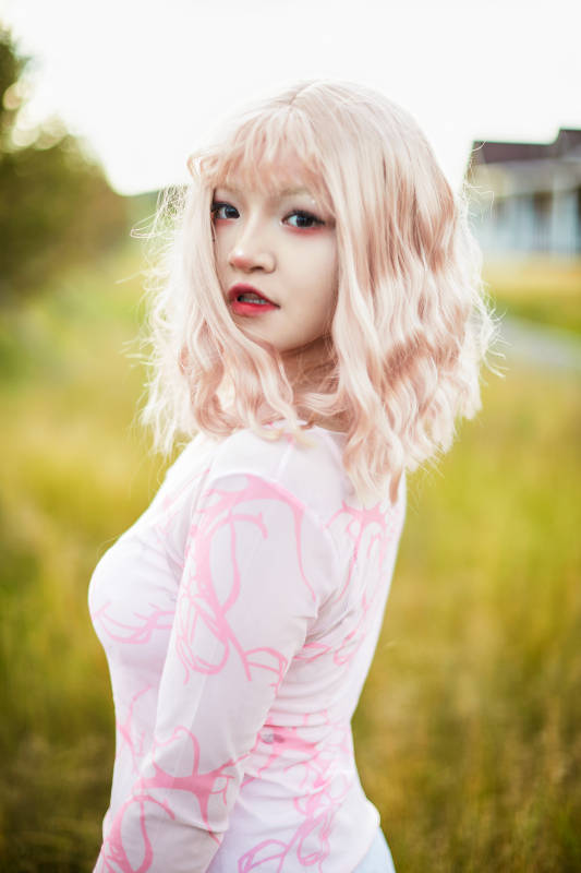 装扮时尚的美丽姑娘在户外图片