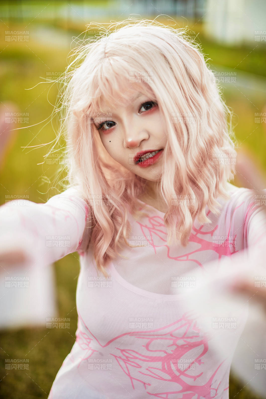 装扮时尚的美丽姑娘在户外图片