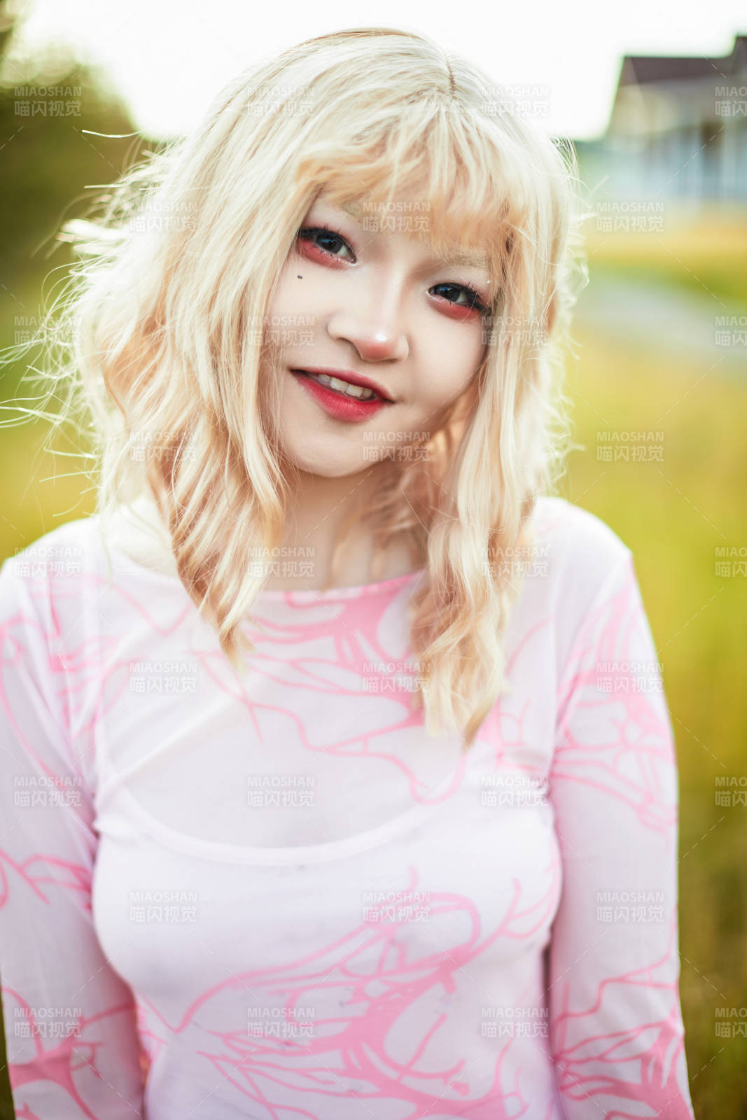 装扮时尚的美丽姑娘在户外图片