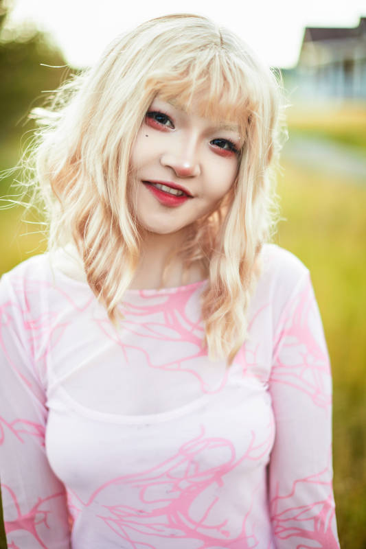 装扮时尚的美丽姑娘在户外图片