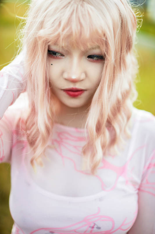 装扮时尚的美丽姑娘在户外图片