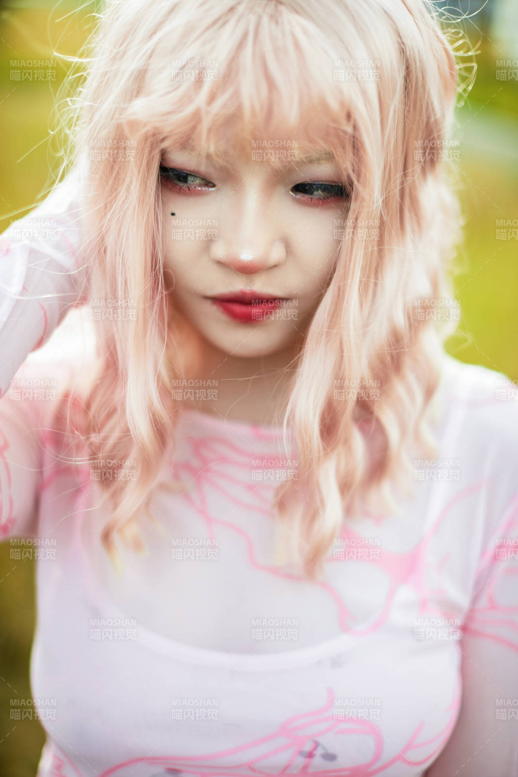 装扮时尚的美丽姑娘在户外图片