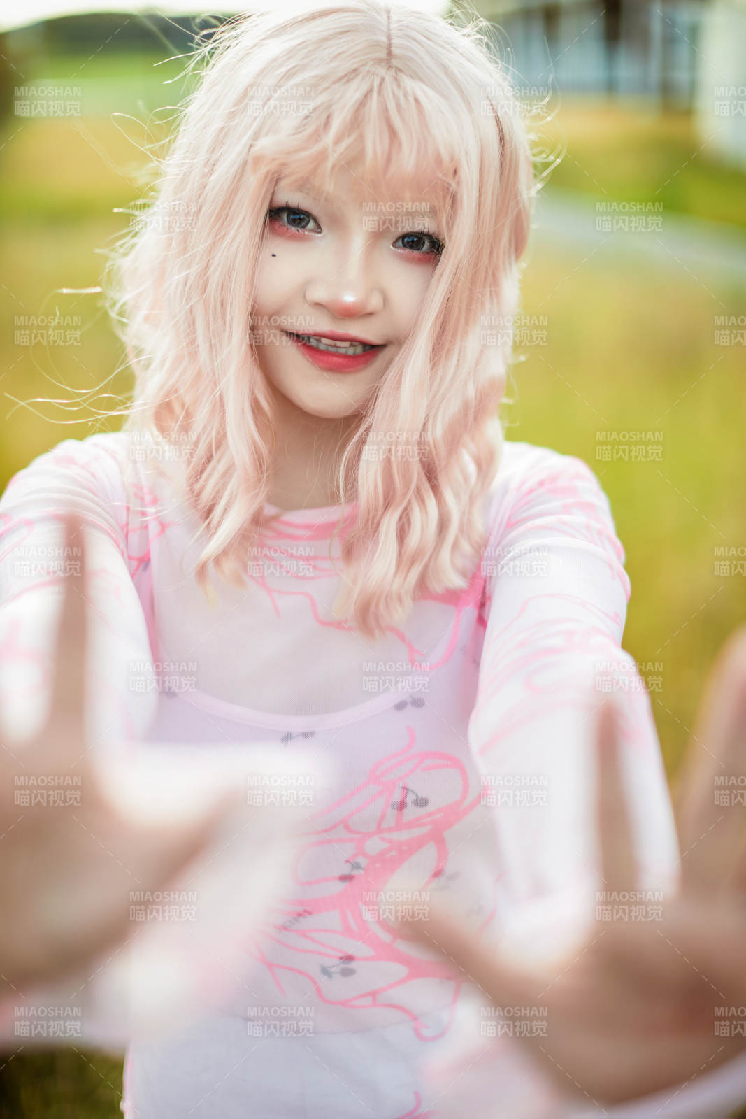 装扮时尚的美丽姑娘在户外图片