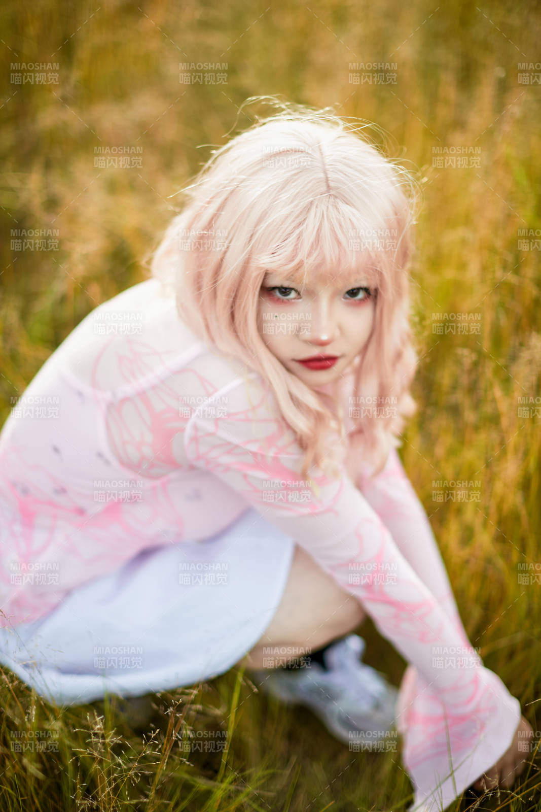 装扮时尚的美丽姑娘在户外图片