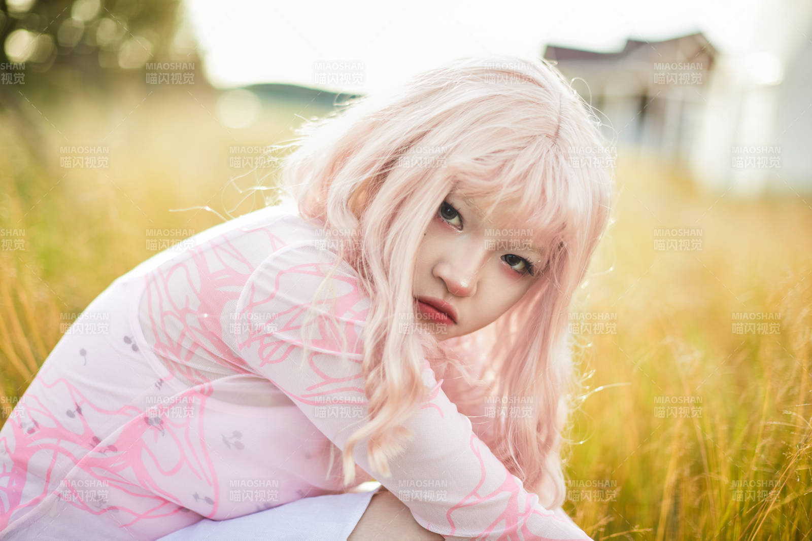 装扮时尚的美丽姑娘在户外图片