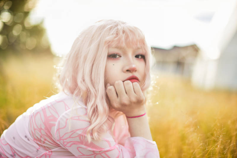 装扮时尚的美丽姑娘在户外图片