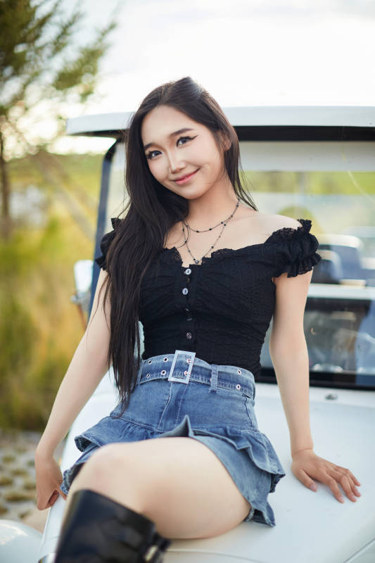 在旅游观光车上拍照的亚洲美女图片