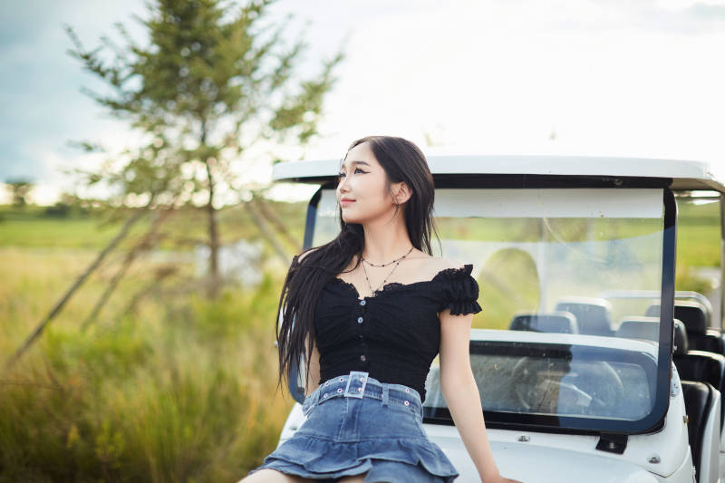 在旅游观光车上拍照的亚洲美女图片