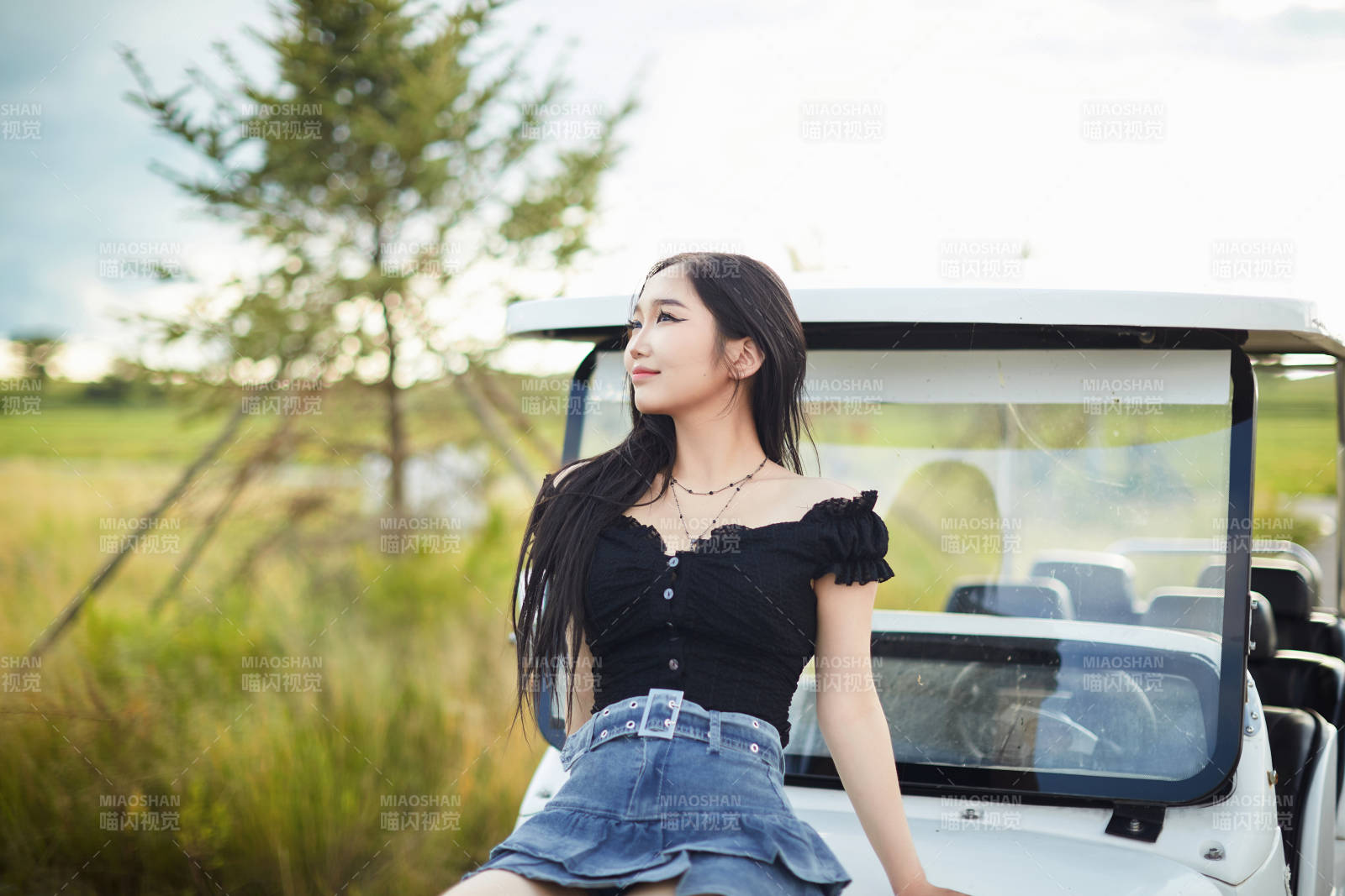 在旅游观光车上拍照的亚洲美女图片