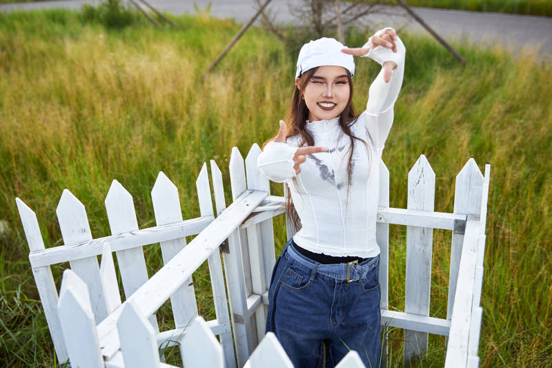 在坝上草原景区旅游拍照的亚洲女性图片