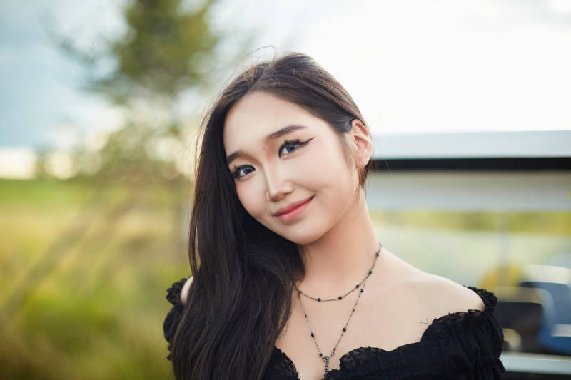 在旅游观光车上拍照的亚洲美女图片