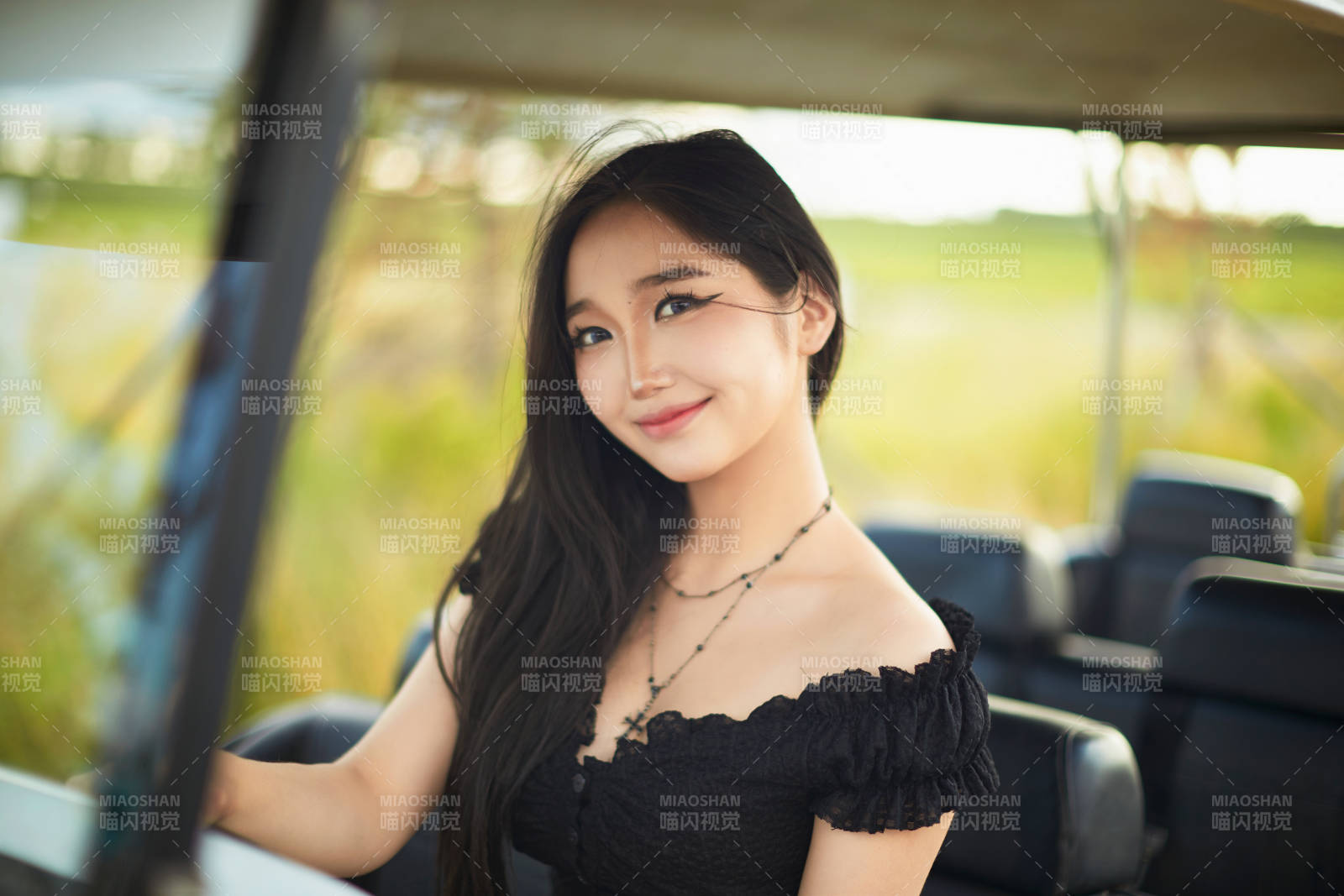 在旅游观光车上拍照的亚洲美女图片