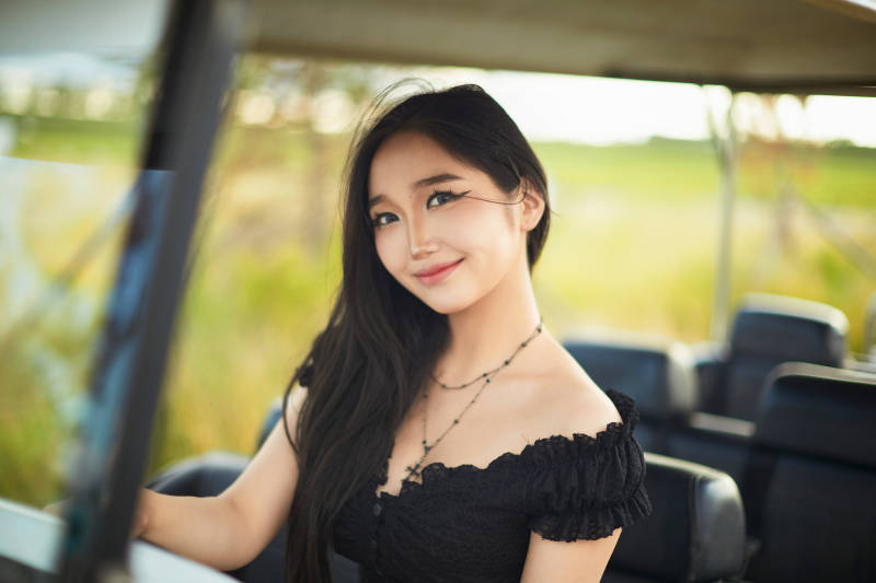 在旅游观光车上拍照的亚洲美女图片