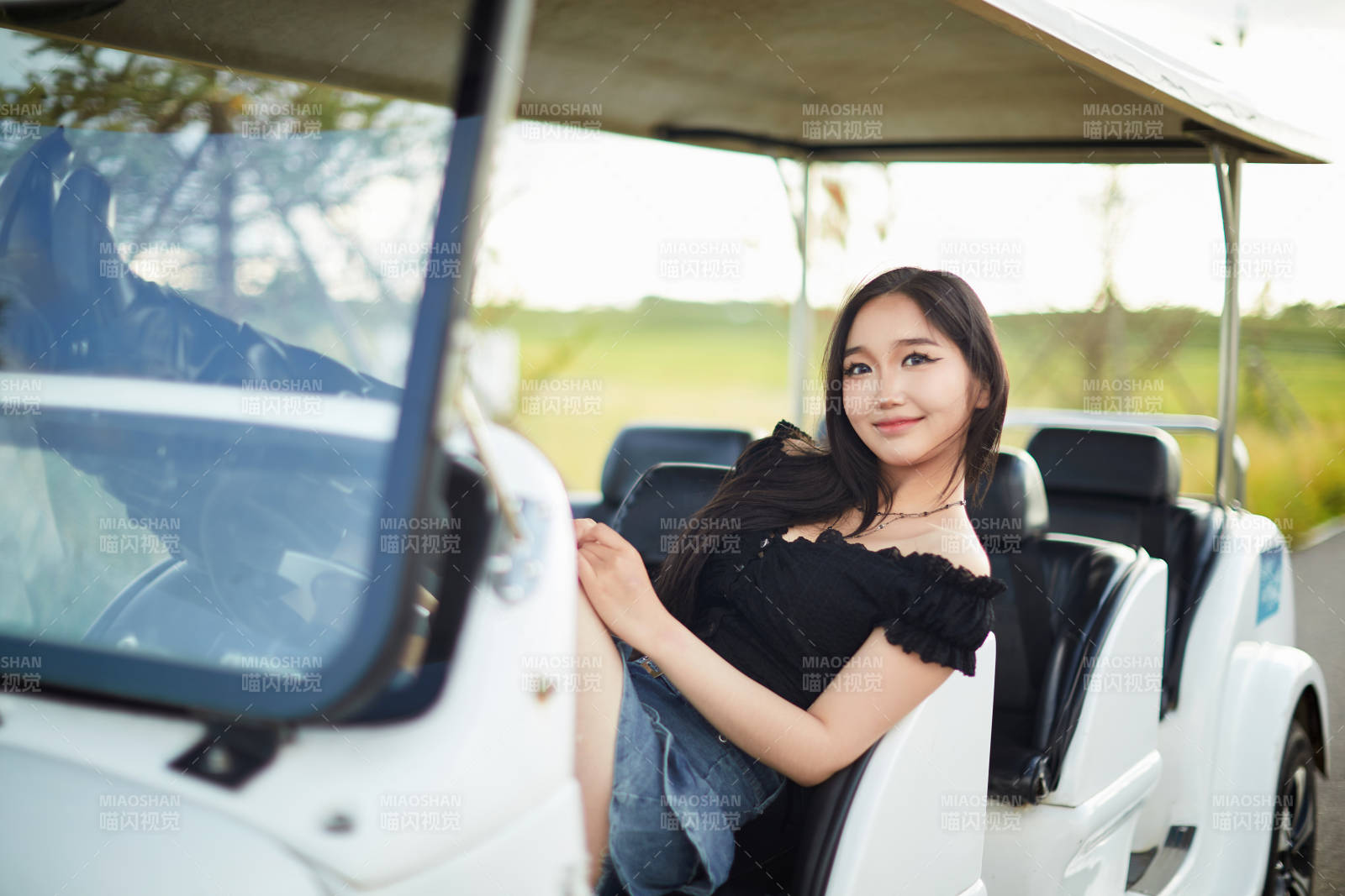 在旅游观光车上拍照的亚洲美女图片