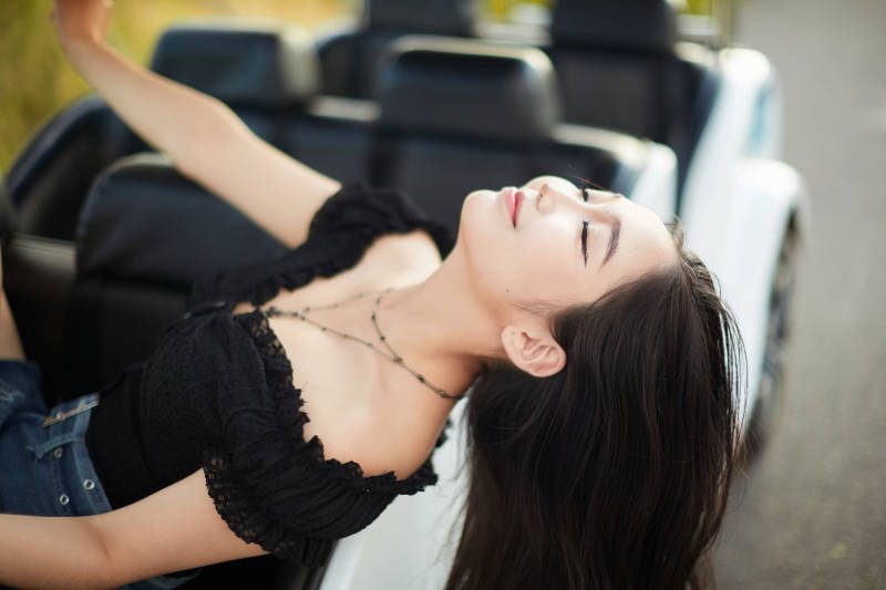 在旅游观光车上拍照的亚洲美女图片