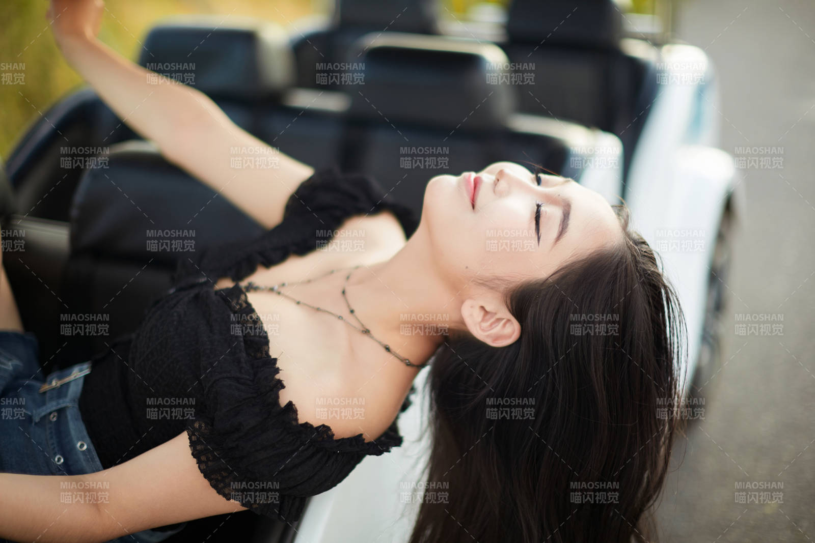 在旅游观光车上拍照的亚洲美女图片