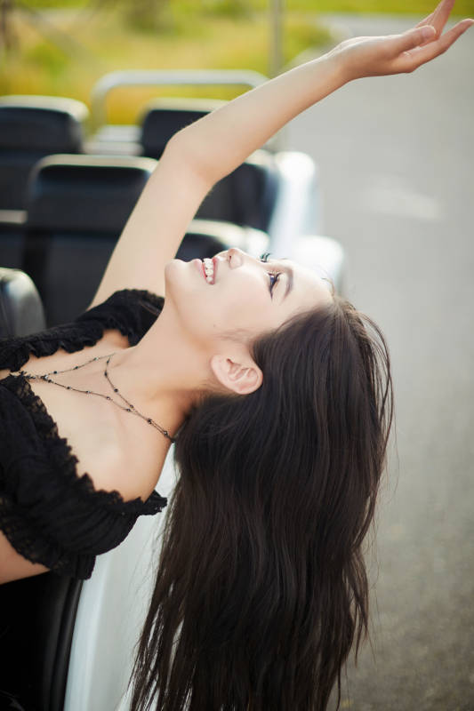 在旅游观光车上拍照的亚洲美女图片