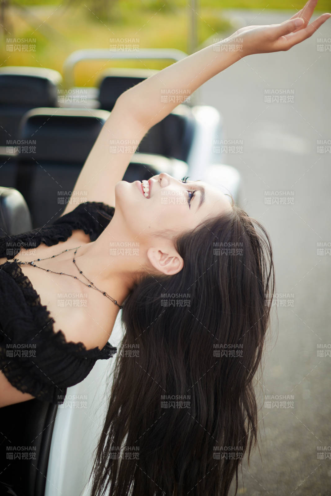 在旅游观光车上拍照的亚洲美女图片