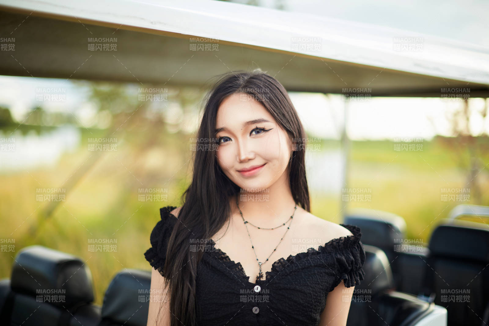 在旅游观光车上拍照的亚洲美女图片