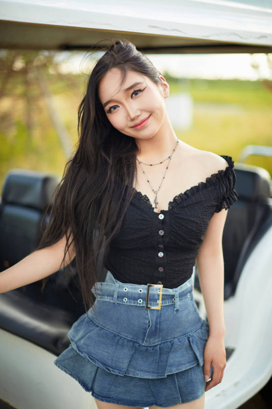 在旅游观光车上拍照的亚洲美女图片