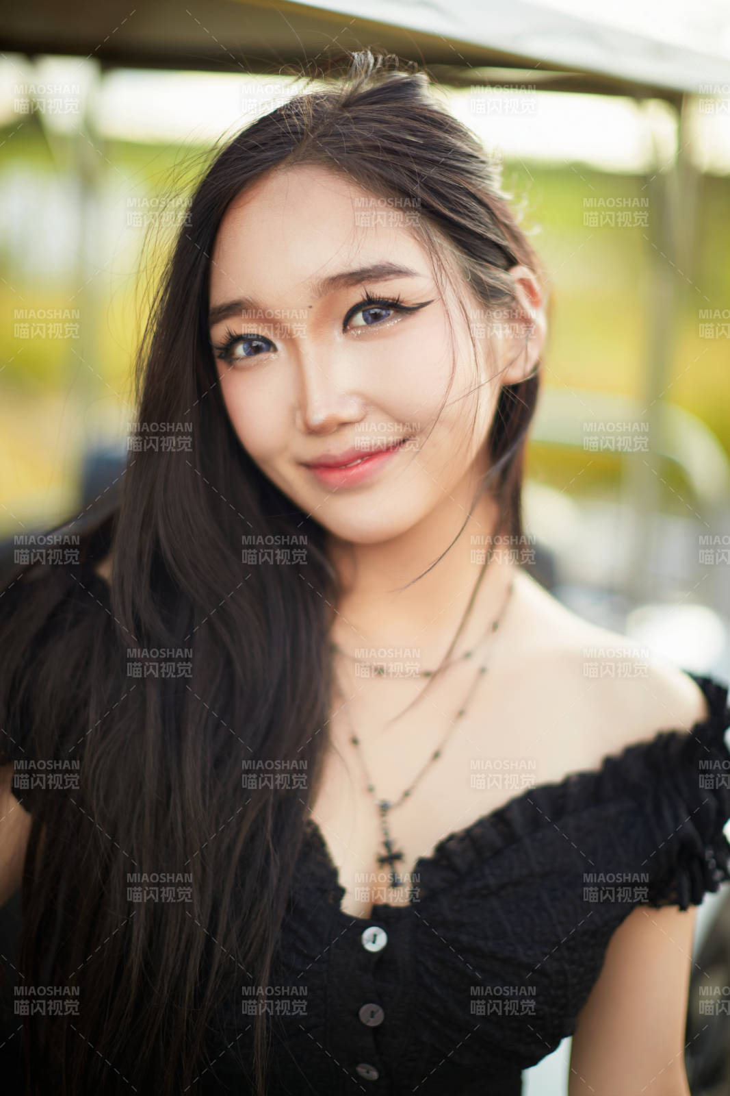 在旅游观光车上拍照的亚洲美女图片