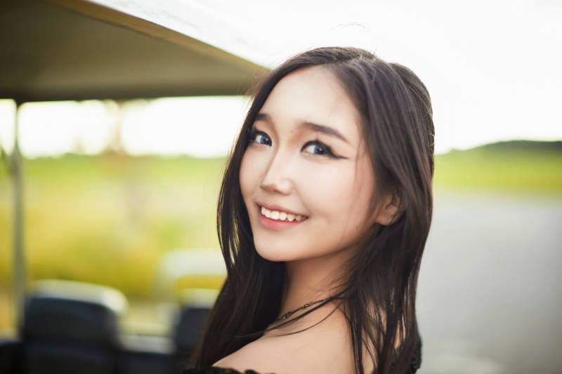 在旅游观光车上拍照的亚洲美女图片