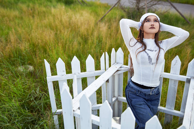 在坝上草原景区旅游拍照的亚洲女性图片