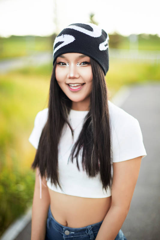 在景区旅游拍照的蒙古族美丽姑娘图片