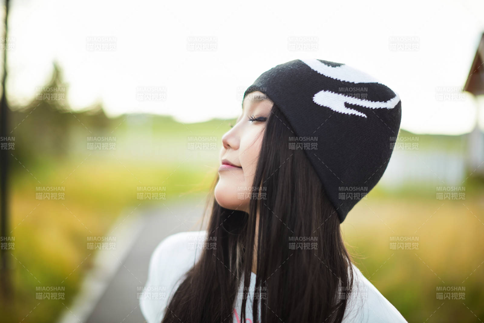 在景区旅游拍照的蒙古族美丽姑娘图片