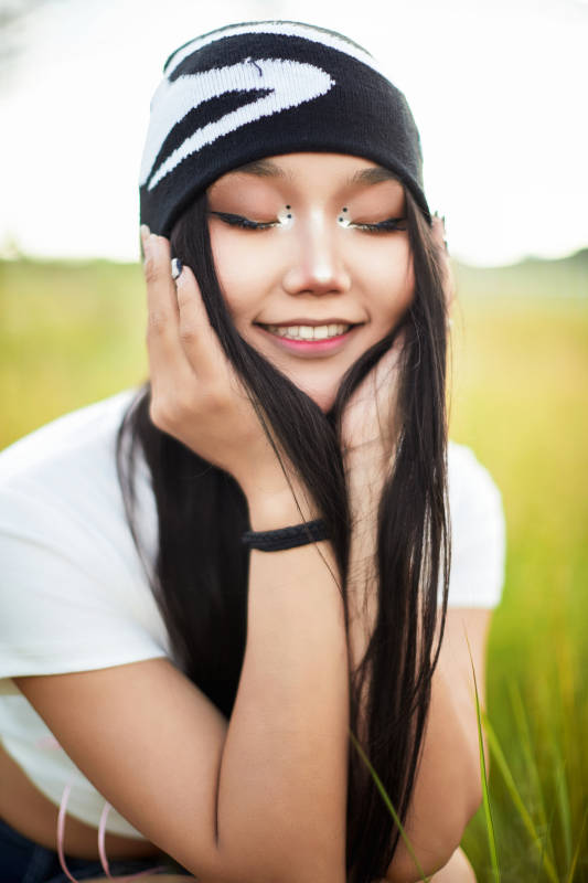 在景区旅游拍照的蒙古族美丽姑娘图片