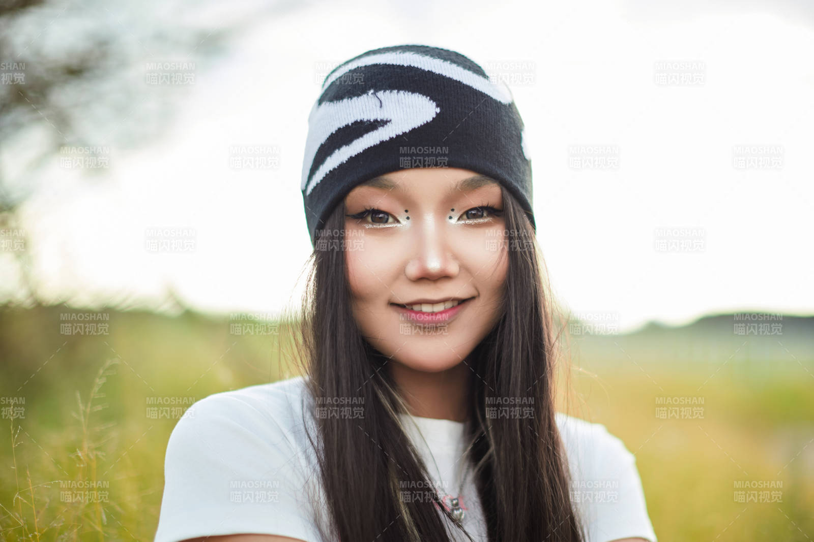 在景区旅游拍照的蒙古族美丽姑娘图片