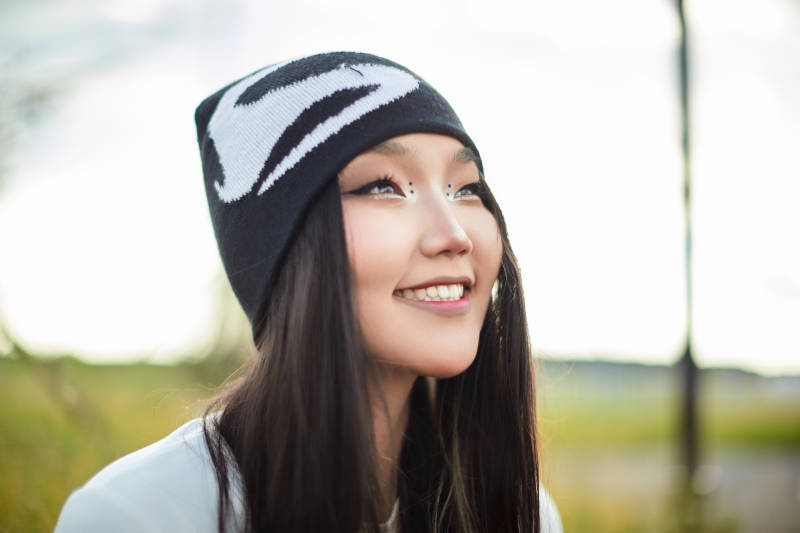 在景区旅游拍照的蒙古族美丽姑娘图片