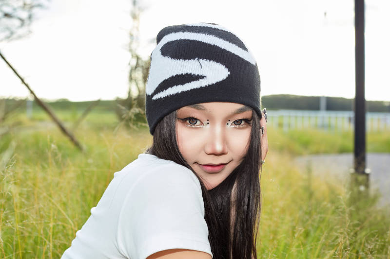 在景区旅游拍照的蒙古族美丽姑娘图片