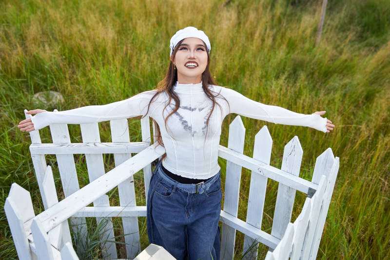 在坝上草原景区旅游拍照的亚洲女性图片