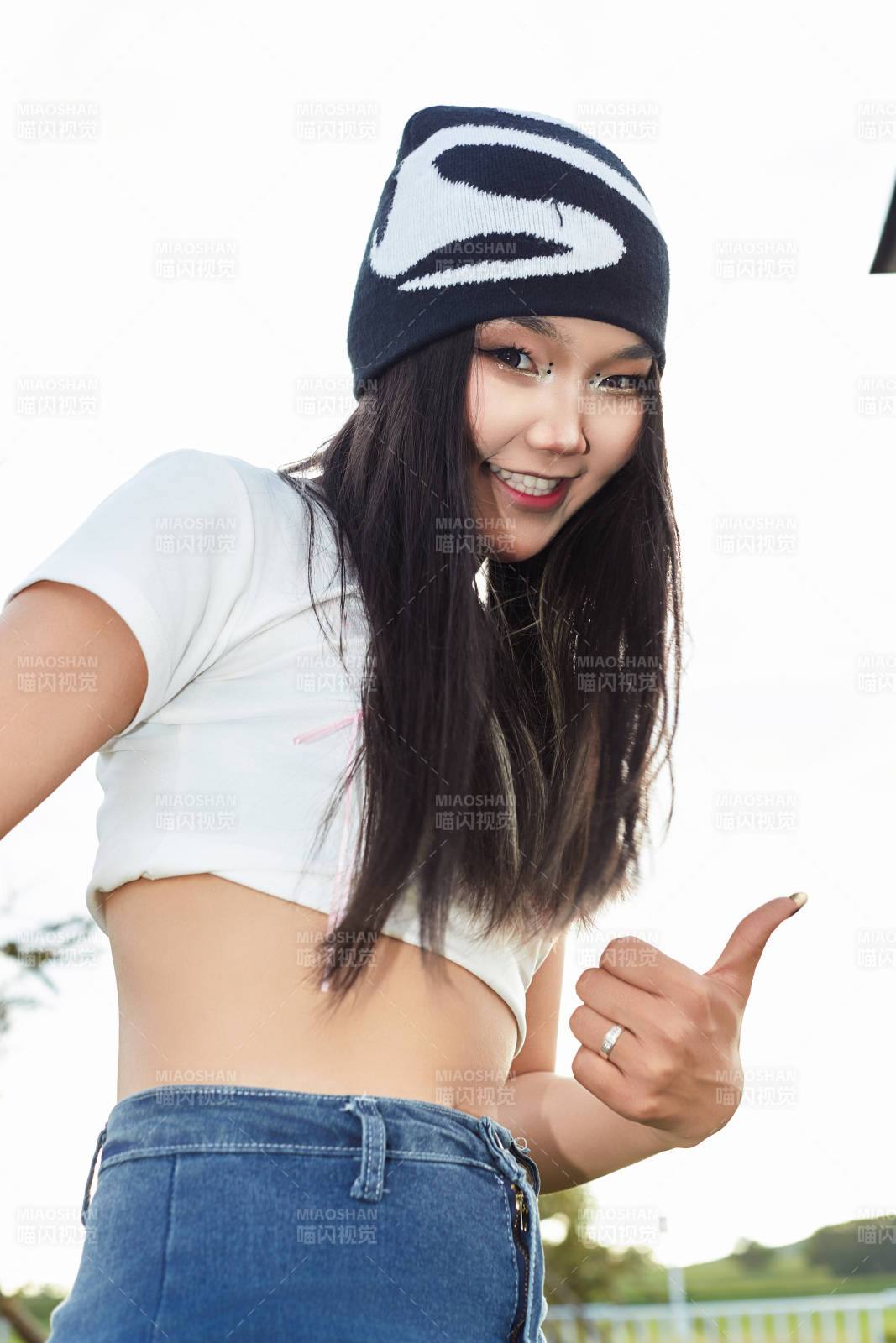 在景区旅游拍照的蒙古族美丽姑娘图片