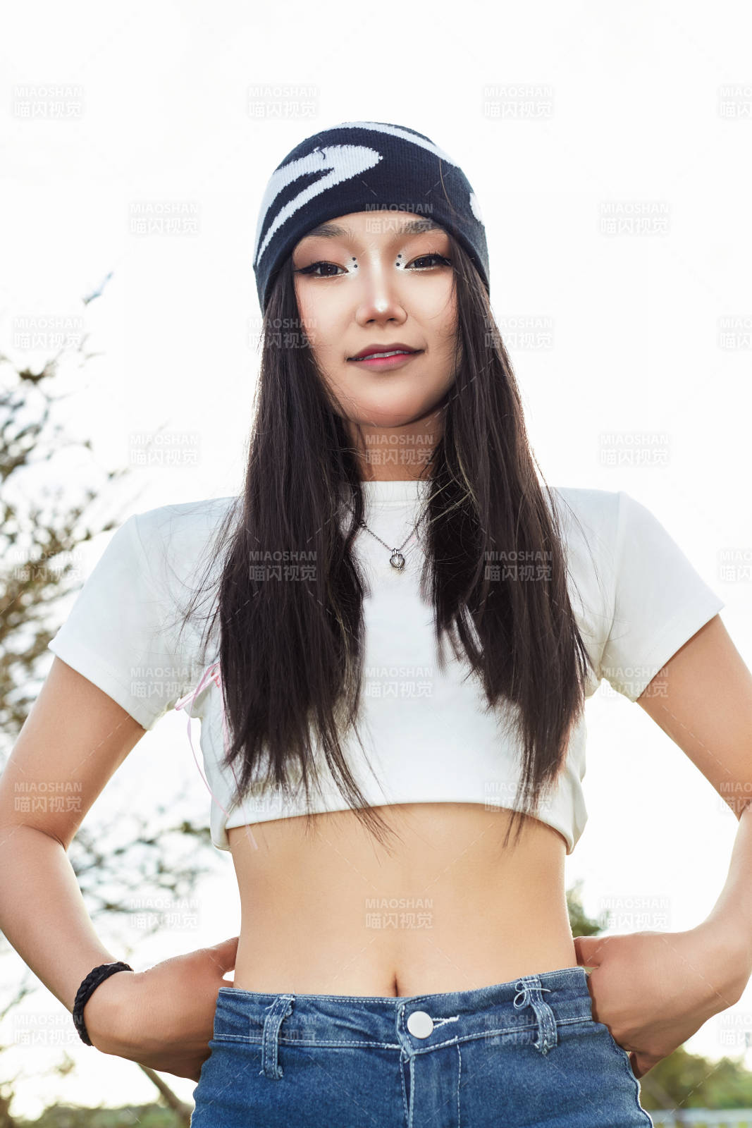 在景区旅游拍照的蒙古族美丽姑娘图片